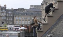 在屋顶上流浪完整版在线观看,揭秘都市边缘的生存传奇
